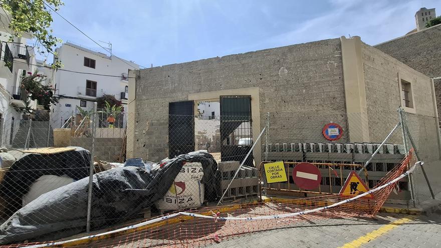 Preparativos para la inauguración de la obra de Okuda en Sant Antoni