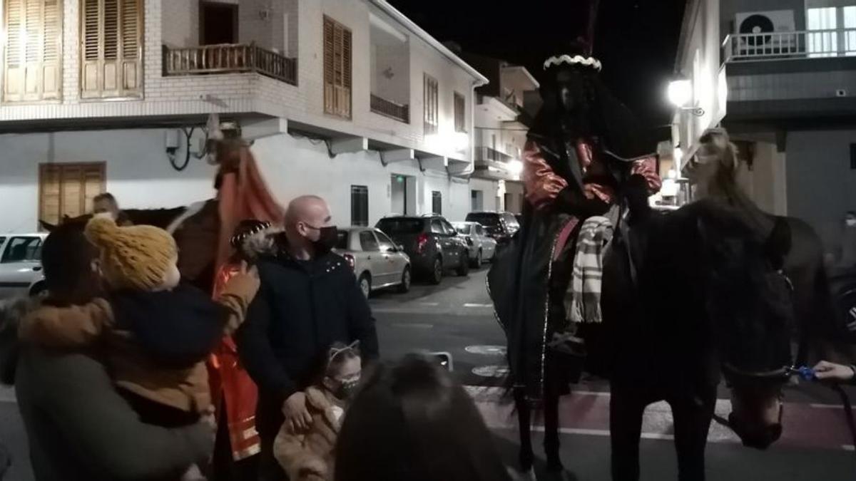 Entrega de regalos en Gilet. | DANI TORTAJADA