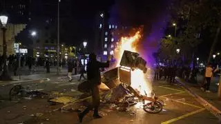 Greus aldarulls a Barcelona per una protesta juvenil inspirada en les mobilitzacions europees