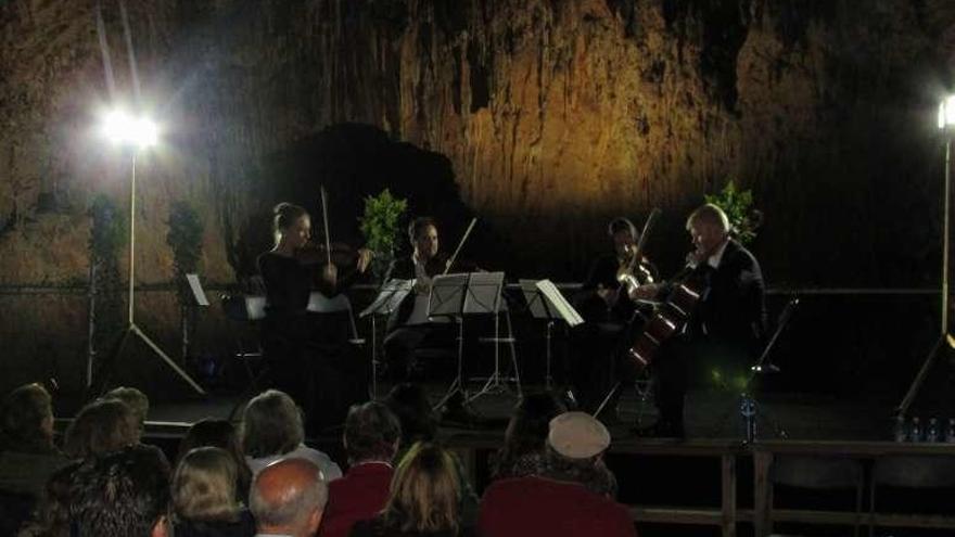 Un momento del concierto, ayer, en la Cuevona de Ardines.