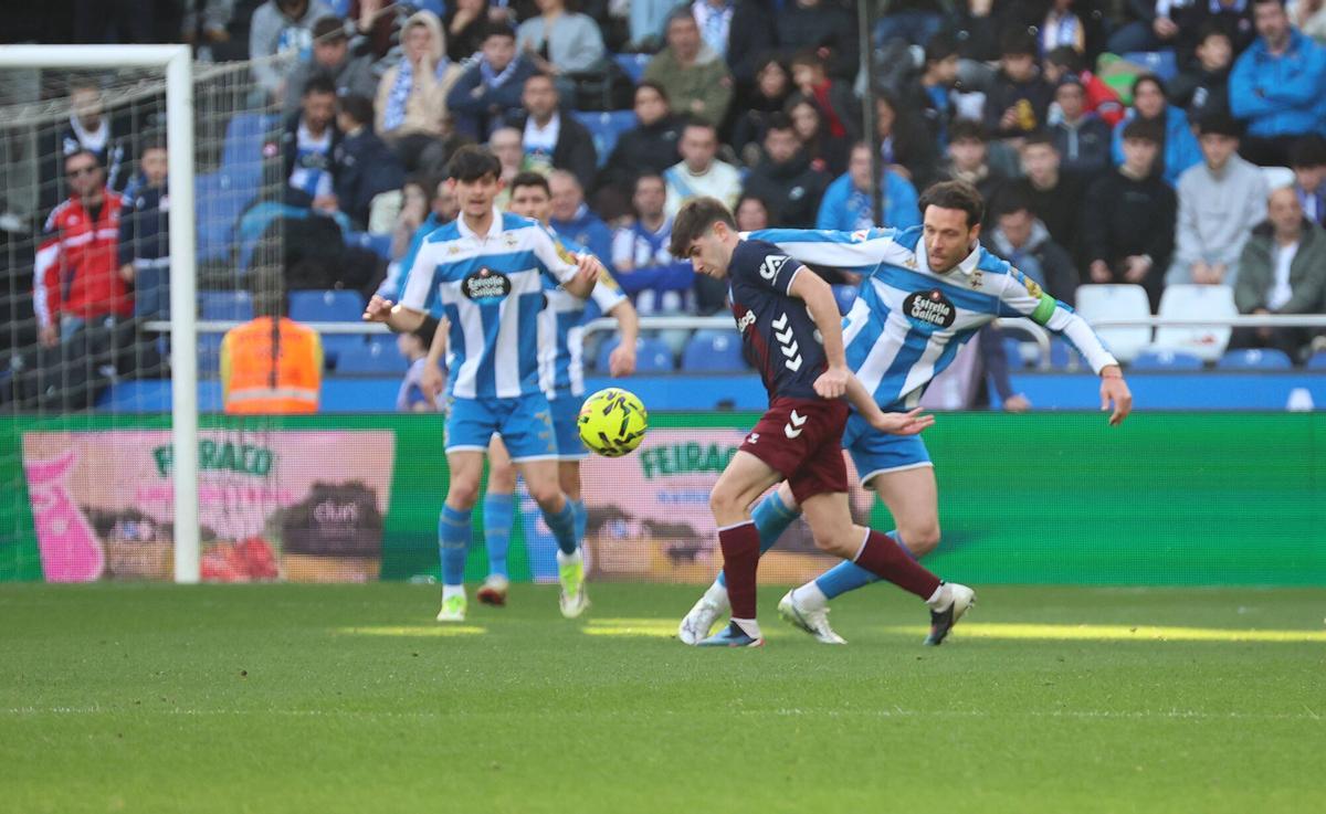 Un gol de Eddahchouri bastó para que el conjunto coruñés, muy limitado, se llevase la victoria