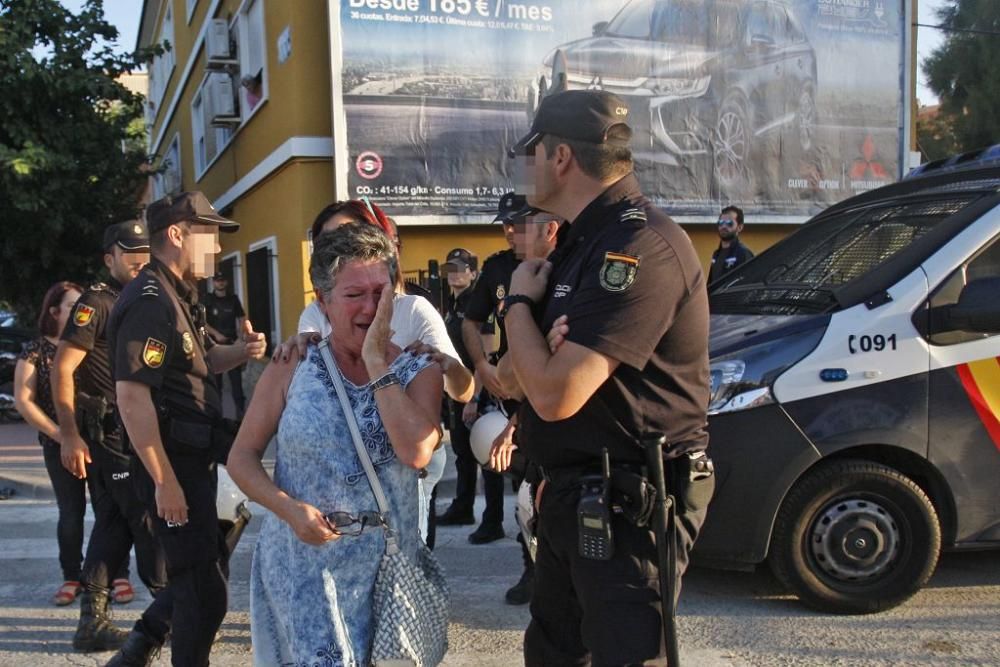 Dos vecinos y un policía heridos durante las prote