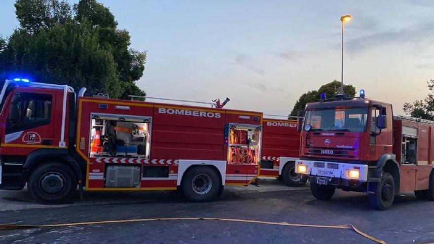 Desalojan a 14 personas de tres viviendas tras el incendio de una cocina en Fernán Núñez