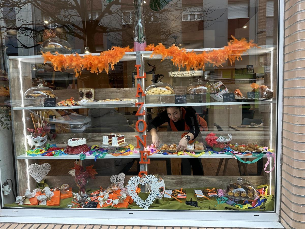 El Llano vive un Antroxu entre disfraces variopintos, escaparates coloridos y muchas ganas de mantener la ilusión