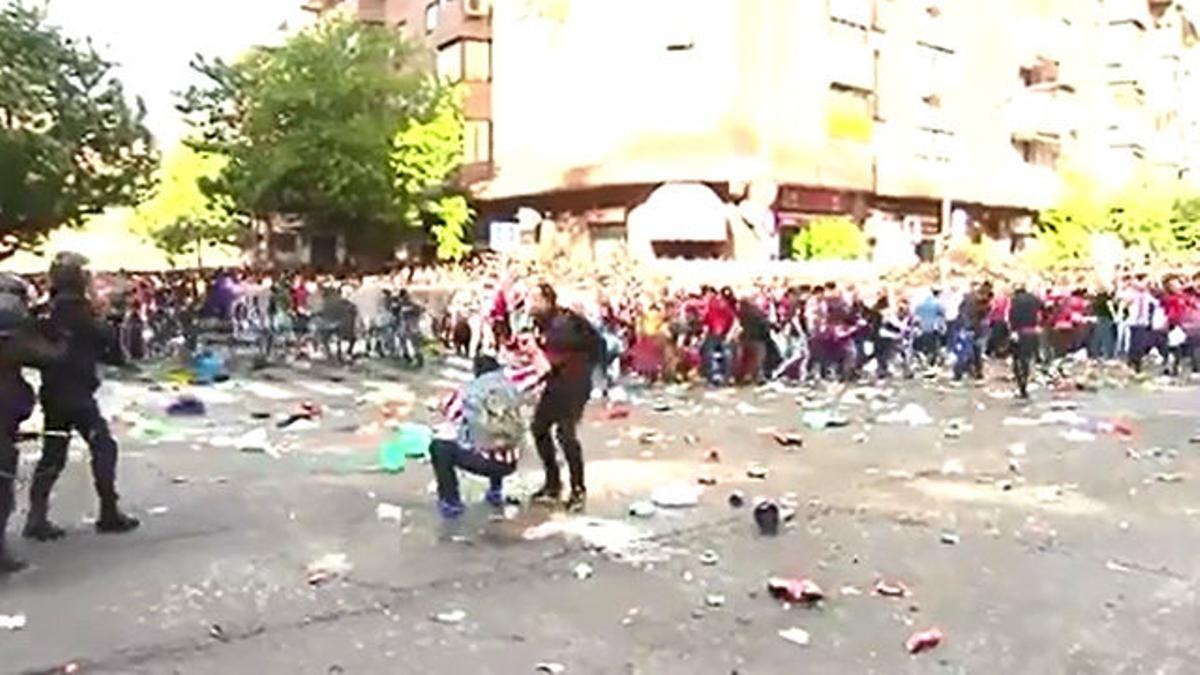 La policia tuvo que intervenir ante los aficionados del Atlético
