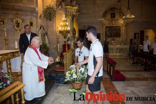 Ofrenda de flores del AD Caravaca en la Basílica de la Vera Cruz