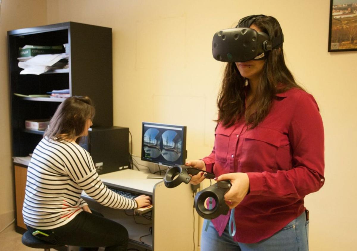 Dos alumnas de la Escuela Politécnica Superior trabajan con realidad virtual. | J. F.
