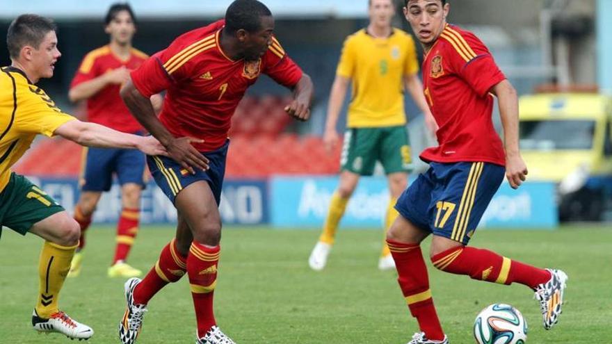 Munir controla el balón ante su compañero Adama Traoré, durante el partido España-Lituania celebrado en Balaídos.