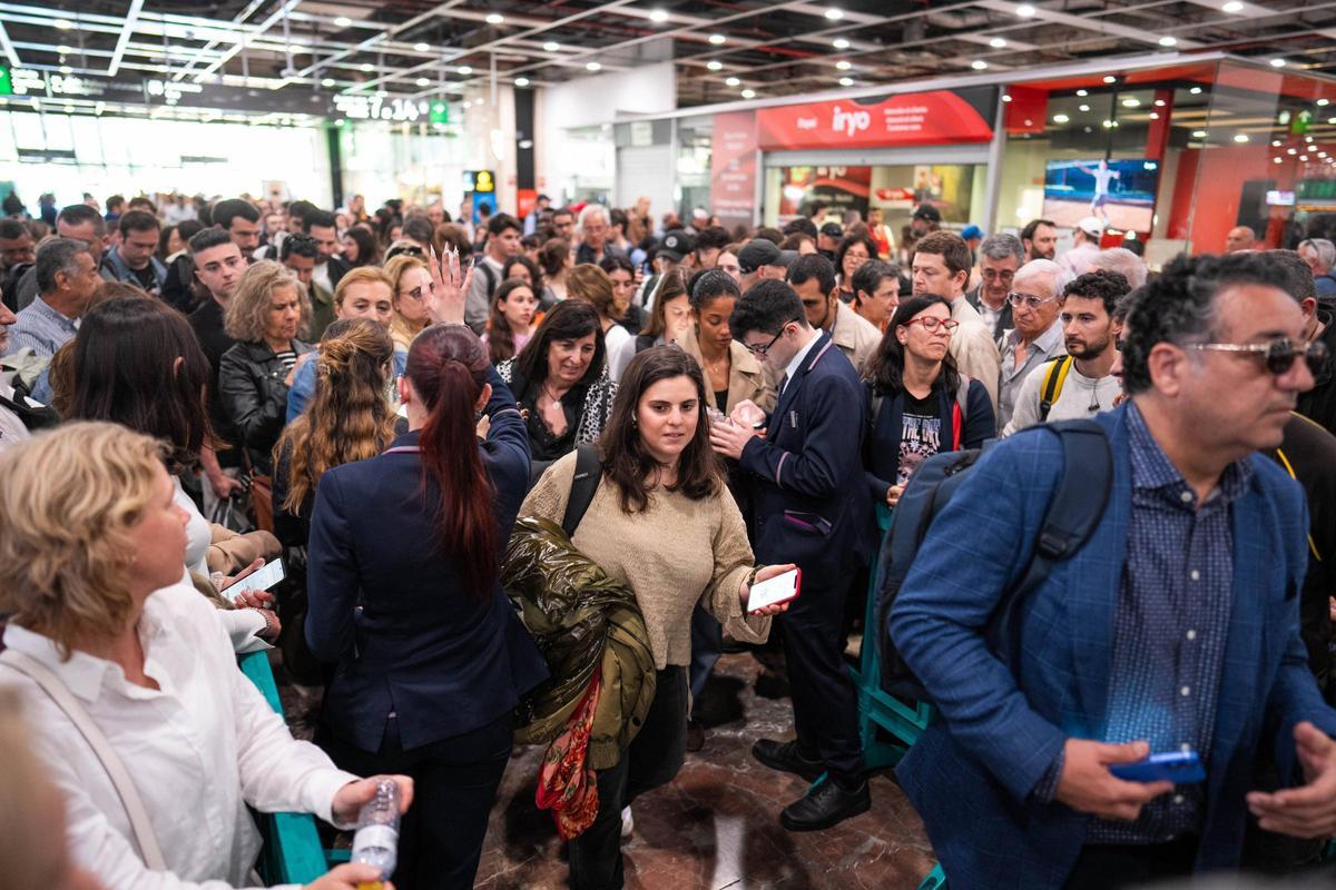 Caos e indignación entre los usuarios de la estación de Sants
