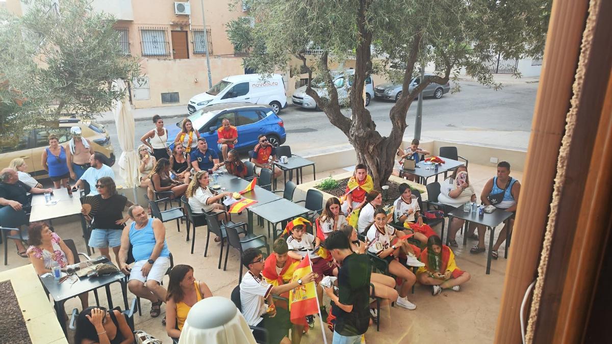Aficionados de las Cuncas en Los Alcázares, un par de horas antes del partido.