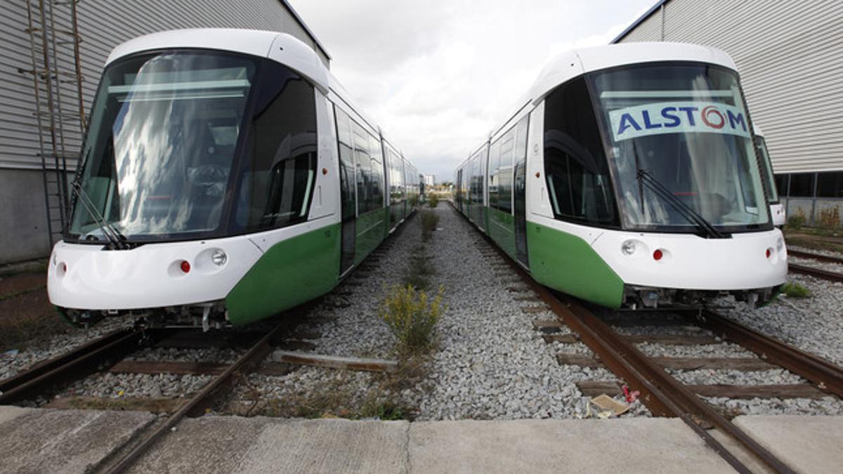 Dos trenes listos para funcionar en la planta de Alstom en Santa Perpètua de Mogoda.