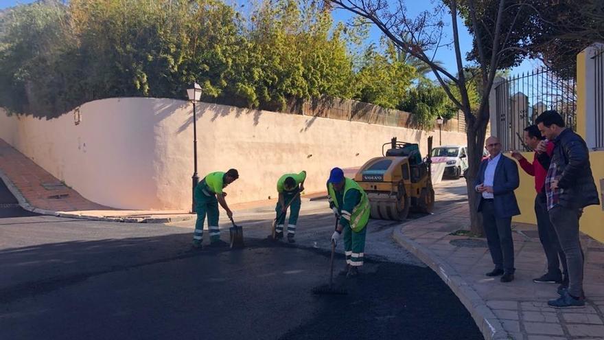 Operarios trabajan en el asfaltado de una calle.