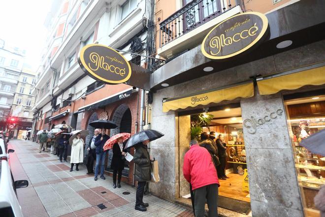 Colas para comprar el roscón de Reyes Magos en A Coruña