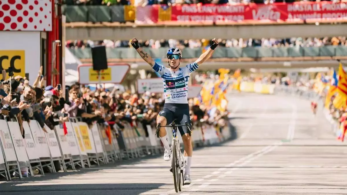 Un Roglic colosal azota a Ayuso y se lleva la Volta