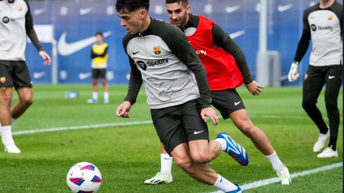 Pedri controla el balón ante Ferran Torres en un entrenamiento en la ciudad deportiva del Barça.