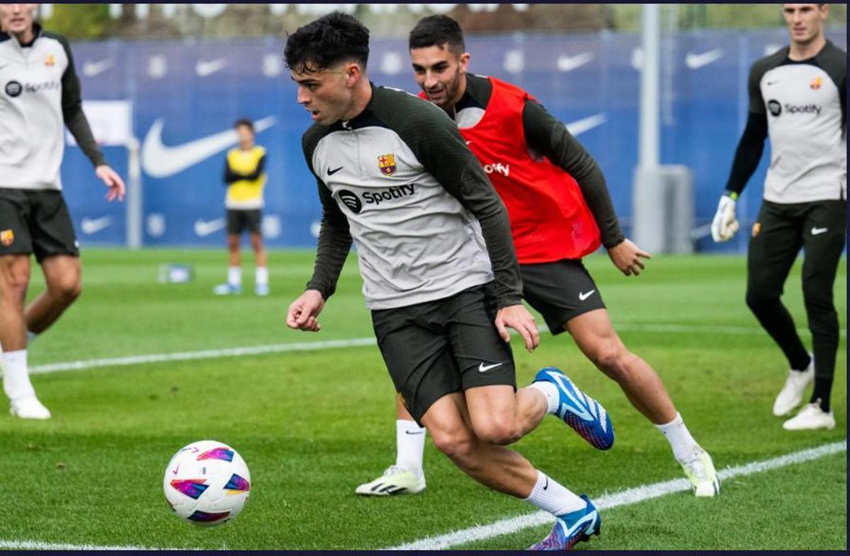 Pedri controla el balón ante Ferran Torres en un entrenamiento en la ciudad deportiva del Barça. Pedri controla el balón ante Ferran Torres en un entrenamiento en la ciudad deportiva del Barça.