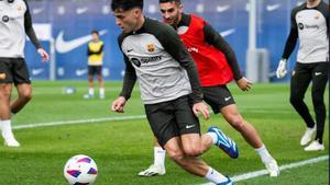 Pedri controla el balón ante Ferran Torres en un entrenamiento en la ciudad deportiva del Barça.