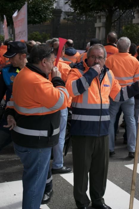 Las trabajadores de carreteras se manifiestan ante la Junta