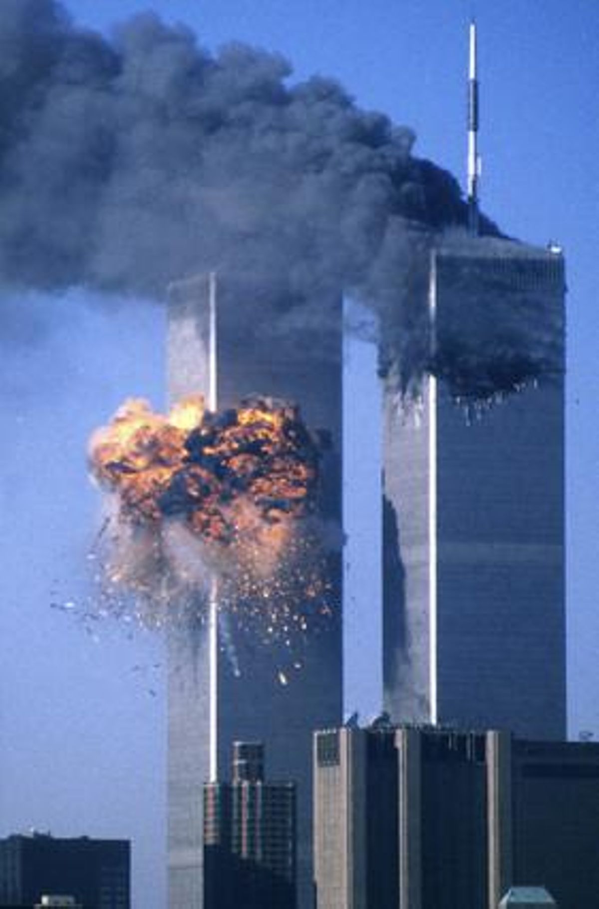 11 de setembre del 2001. La torre sud (esquerra) del World Trade Center de Nova York crema després d’estavellar-se contra l’edifici l’avió de United Airlines 175, segrestat per terroristes. La torre nord, al costat, també es crema a causa d’una col·lisió anterior d’un altre avió.