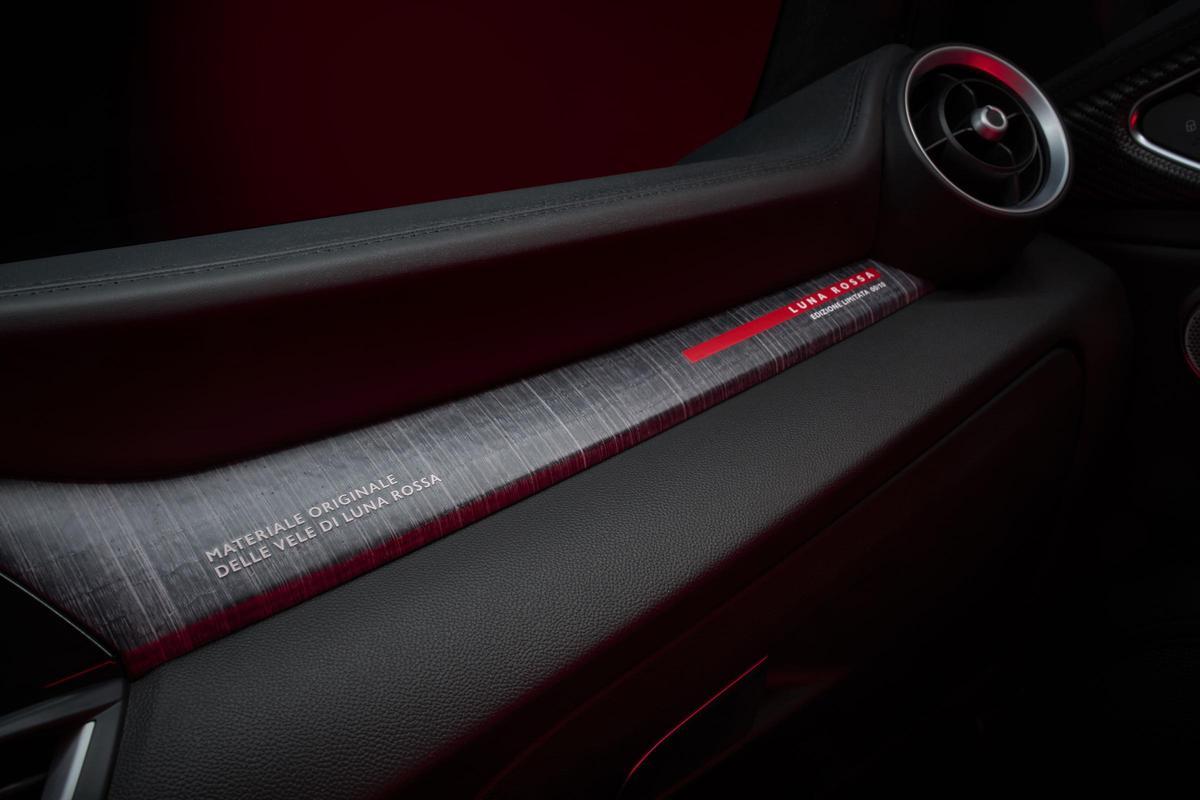 En el interior se han utilizado materiales de los barcos, como la tela de las velas, a lo largo del salpicadero.