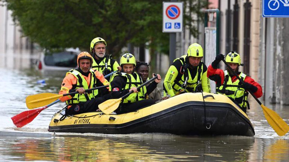 Los rescatistas evacuan a los residentes en un bote a través de una calle inundada en la ciudad de Lugo, después de que las fuertes lluvias causaran inundaciones en la región norteña de Emilia Romagna en Italia.