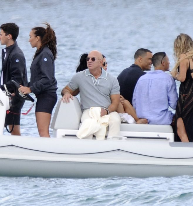 Jeff Bezos, uno de los hombres más ricos del mundo, en las playas de Ibiza