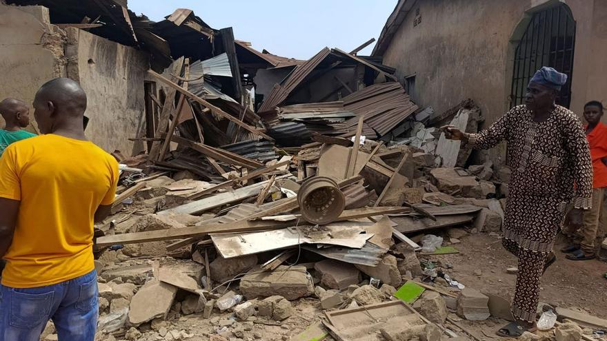 Destrosses després del bombardeig nord-americà a Offa, a l’estat de Kwara, ahir. | ABDULLAHI DARE AKOGUN / REUTERS