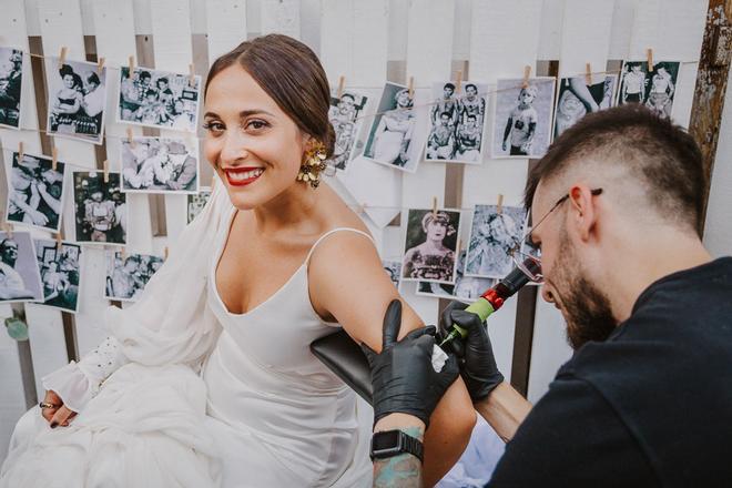 Tatuador en una boda estilo 'wedding fest'