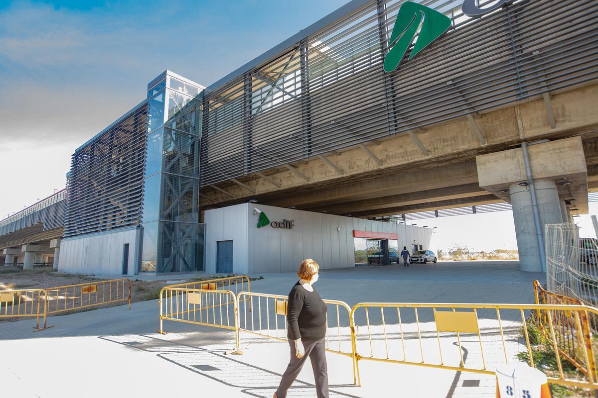 La nueva estación de Callosa de Segura-Cox donde pararán desde este martes los Avant Alicante-Murcia.