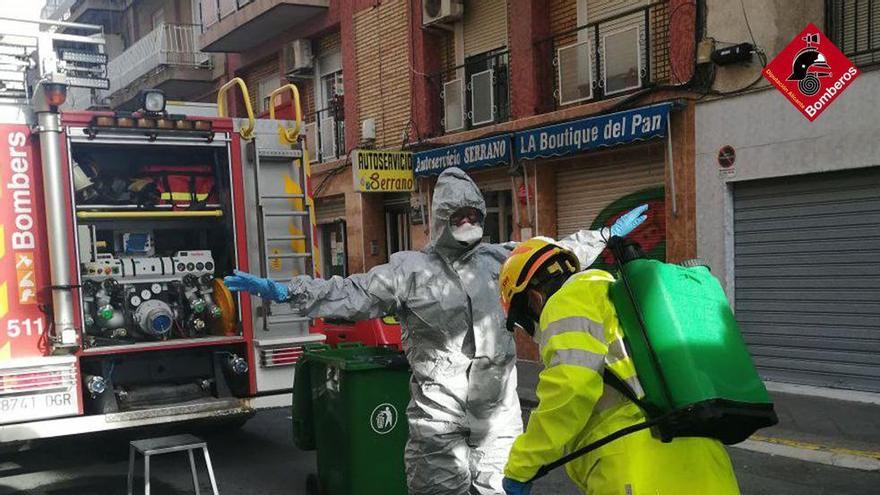 Los bomberos, limpiando los trajes tras el servicio en la vivienda donde había un fallecido