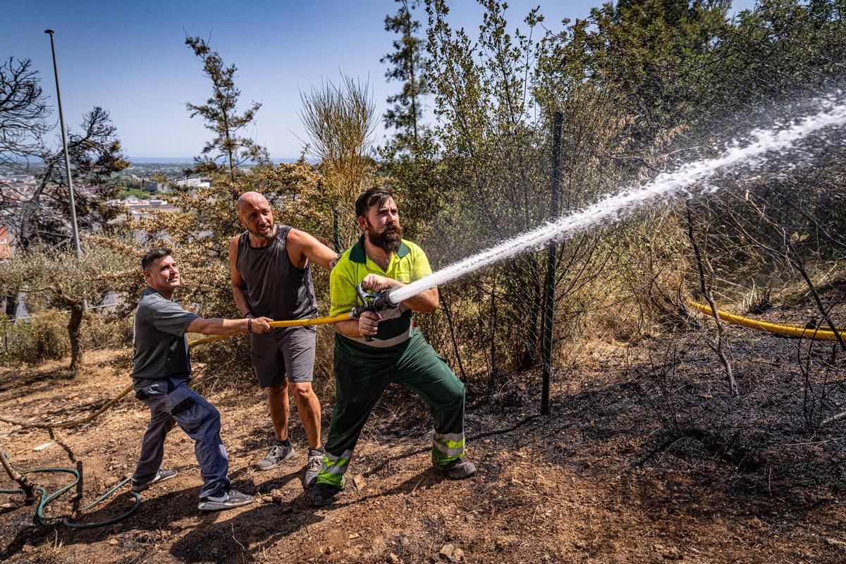 Los Bombers confían en perimetrar pronto el incendio forestal en Gavà que ha obligado a confinar a 6.000 personas