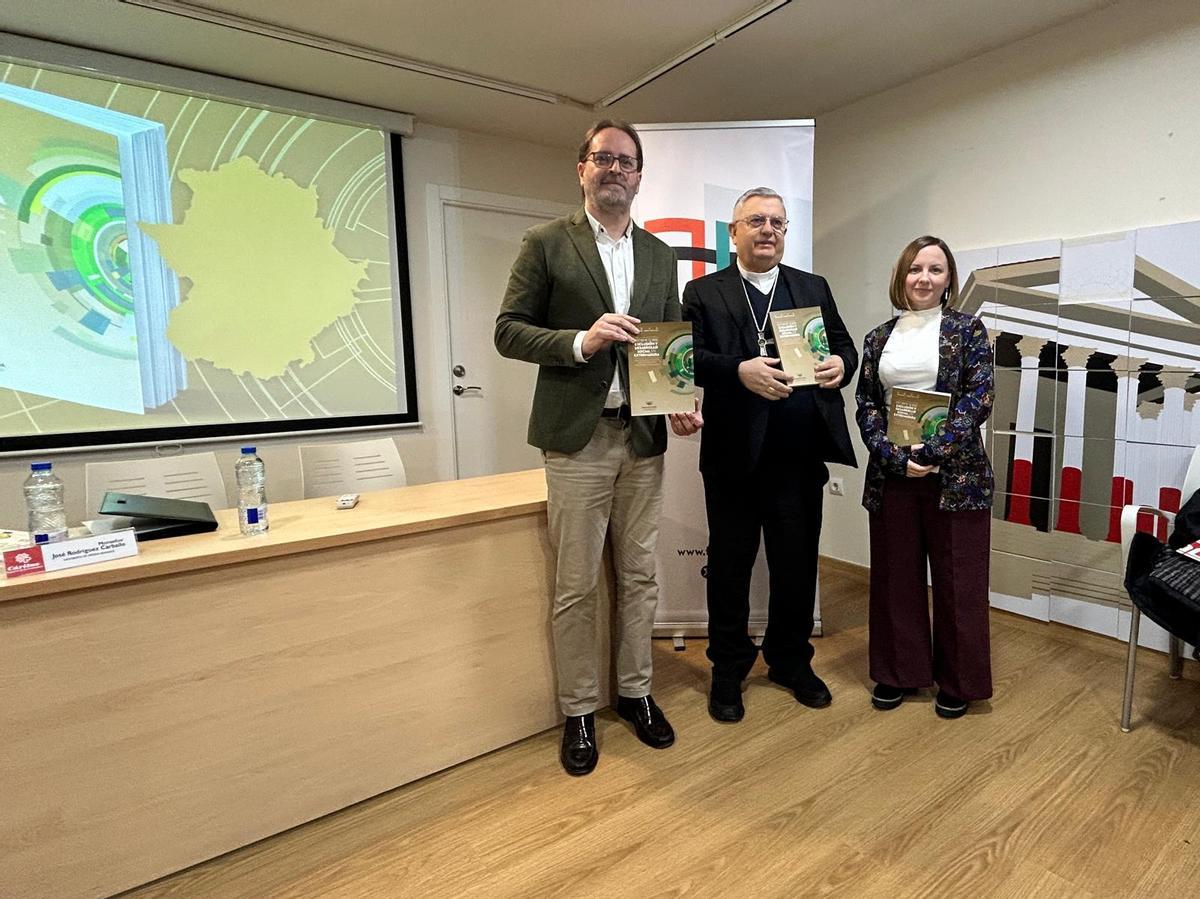 El arzobispo de Mérida-Badajoz, José Rodríguez Carballo, interviene en la presentación del IX Informe Foessa sobre Exclusión y Desarrollo Social en Extremadura, en rueda de prensa en Mérida