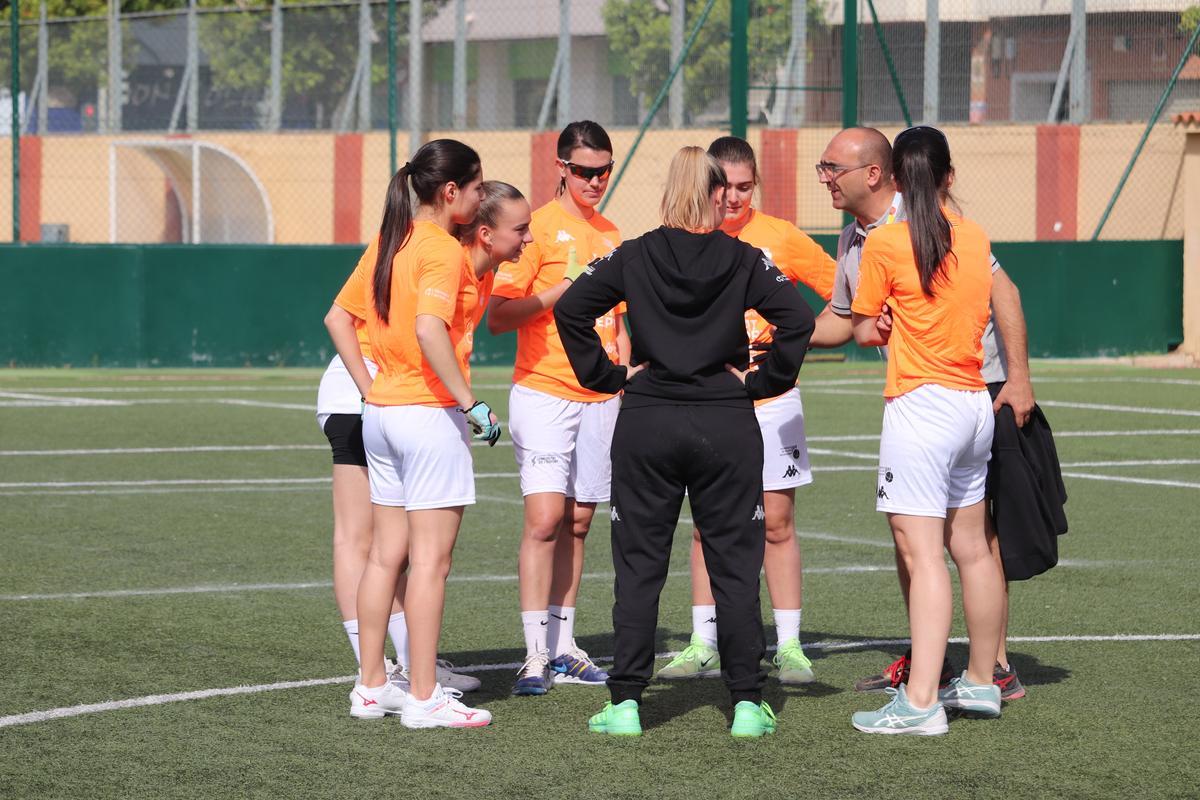 Les jugadores de la selecció valenciana femenina amb Vicent Molines, en una partida de Joc Internacional.