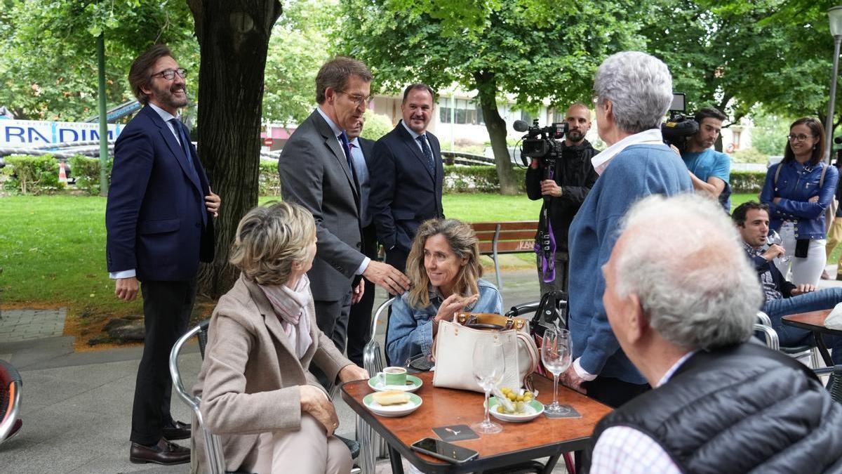 Alberto Núñez Feijóo, el pasado 30 de junio, da un paseo por el centro de Getxo (Vizcaya) con dirigentes del PP vasco.