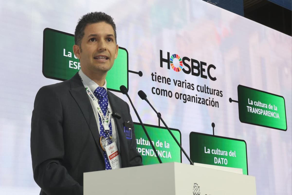 El presidente de Hosbec, Fede Fuster, analiza la evolución del sector hotelero valenciano en Fitur, esta mañana.