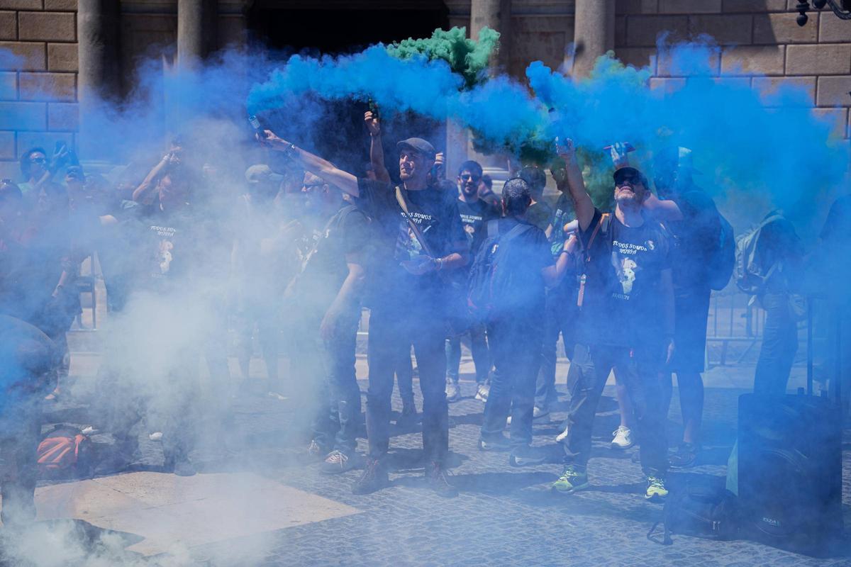 Trabajadores de prisiones se manifiestan en Barcelona para tener mayor seguridad.