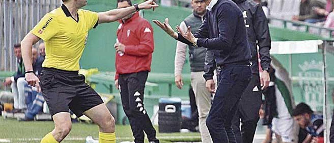 Vicente Moreno protesta al colegiado tras la expulsiÃ³n.