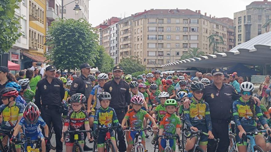 La Pola pedalea por la Policía Nacional: quince escuelas ciclistas participan en la carrera por el bicentenario del cuerpo