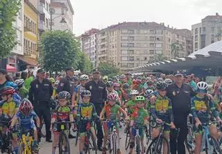 La Pola pedalea por la Policía Nacional: quince escuelas ciclistas participan en la carrera por el bicentenario del cuerpo