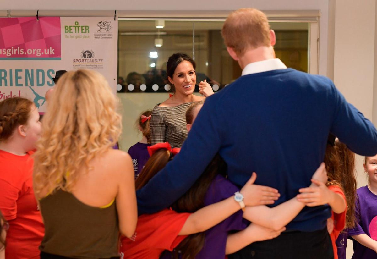 El Príncipe Harry y Meghan Markle disfrutaron con los niños del centro Star Hub en Cardiff