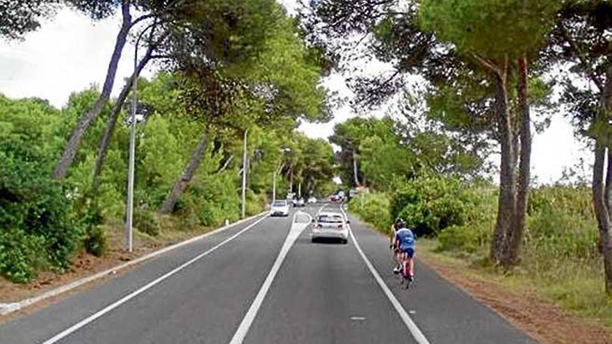 Radfahrer auf der Landstraße.