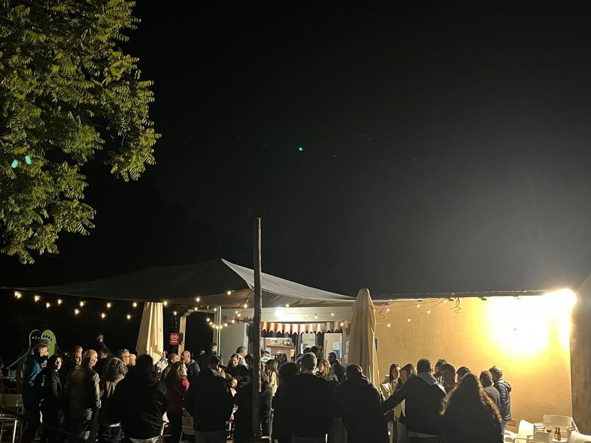 La fiesta de despedida del chiringuito de San Miguel de Lomba