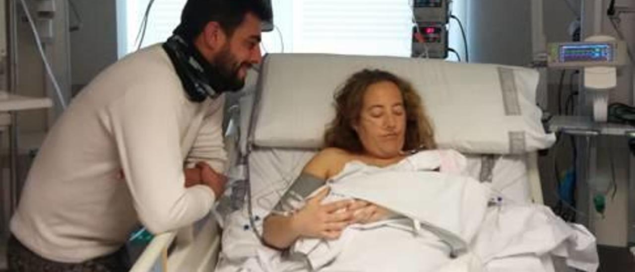 Una pareja con su bebé en la UCI del hospital de Gandia.