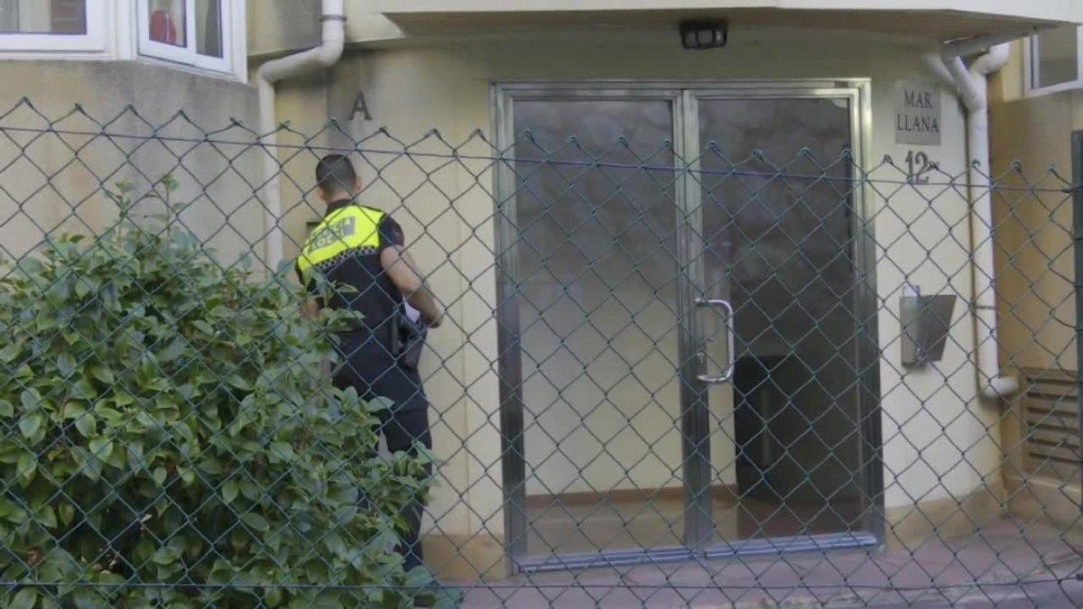 la guardia civil inspecciona el piso de la detenida en castro urdiales