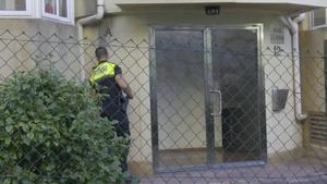 la guardia civil inspecciona el piso de la detenida en castro urdiales