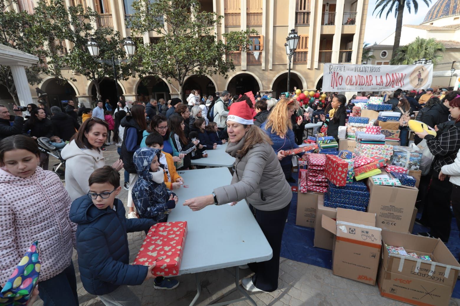 Entrega de regalos a los niños de Paiporta: los Reyes Magos en la zona cero