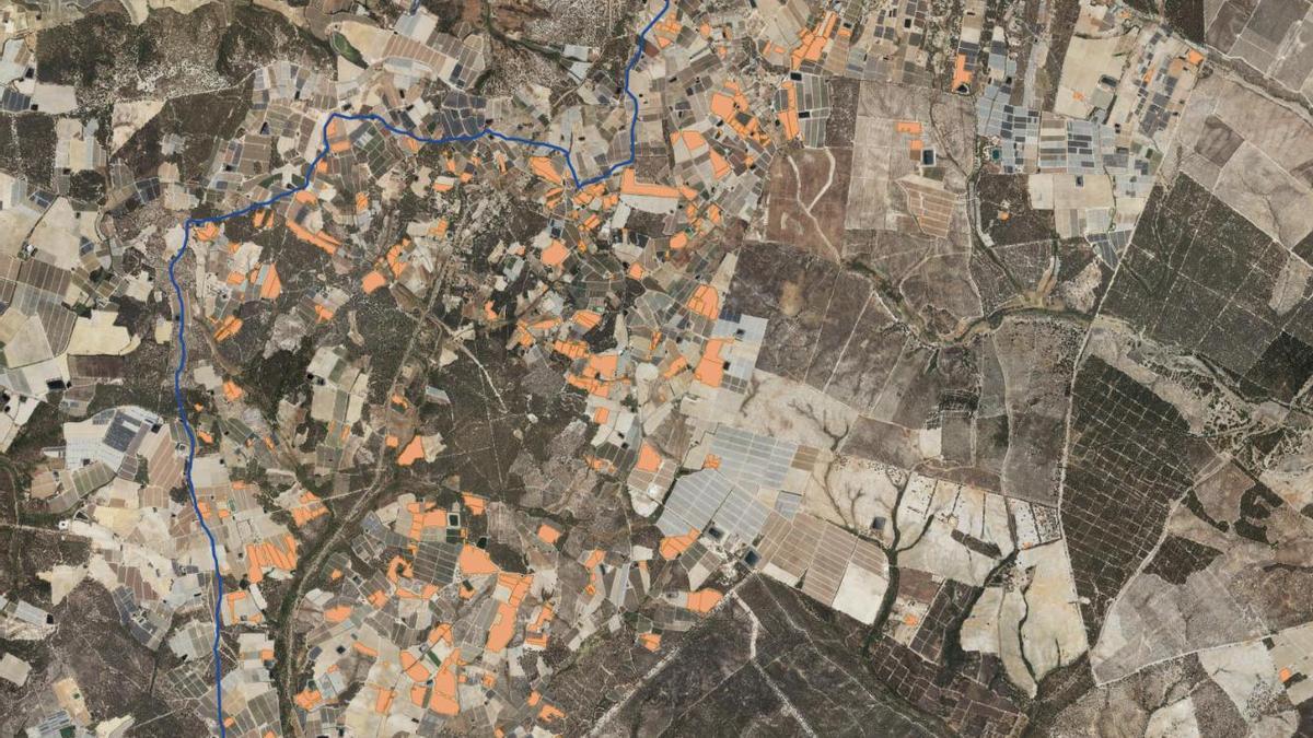 Imagen satelital de teledetección de los plásticos irregulares, en naranja.