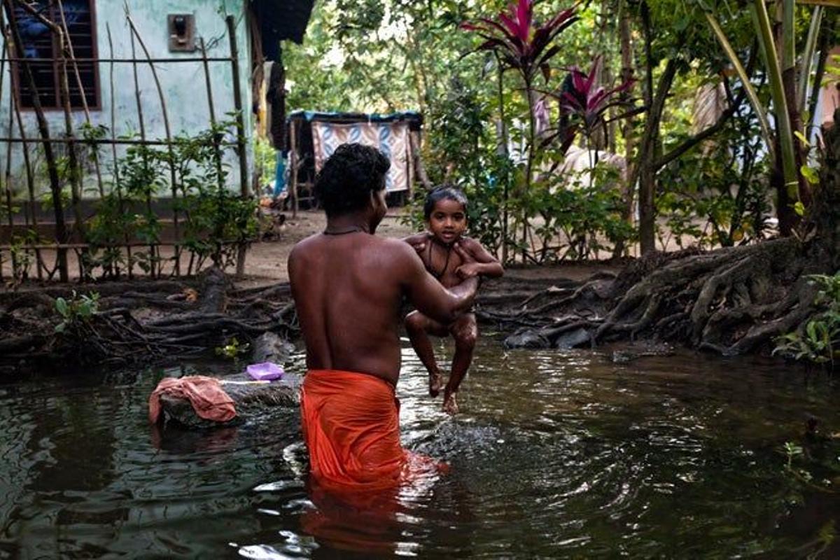 Habitantes de Kerala bañándose en uno de los canales.