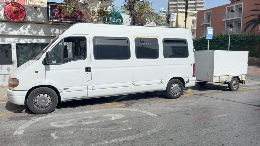 Así es el "tren de la bruja" de Benidorm: sin cinturones de seguridad y ambientadores en vez de extintores