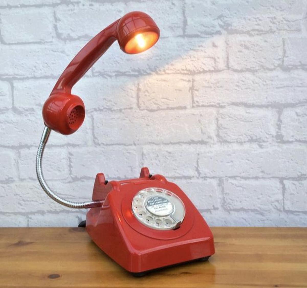 Lámpara hecha con teléfono retro
